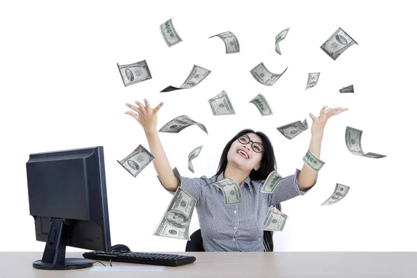 Zakenvrouw verhogen handen met geld — Stockfoto