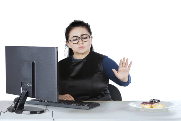 Geschäftsfrau verweigert Donuts im Studio — Stockfoto