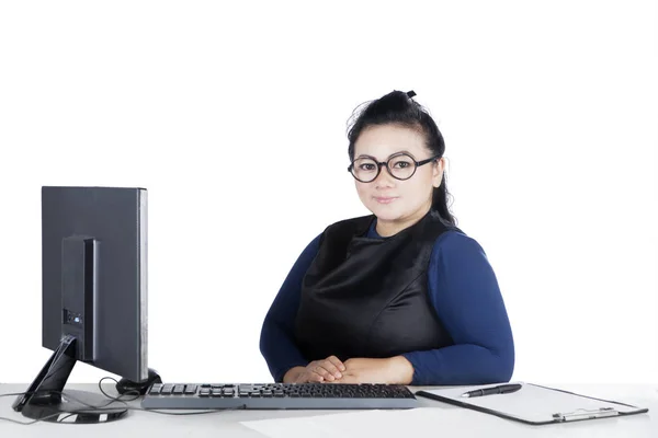 Femme d'affaires assise avec ordinateur sur le bureau — Photo
