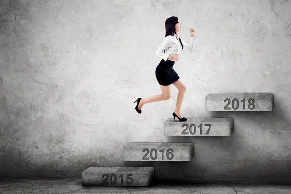 Zakenvrouw stappen op trappen met 2017 — Stockfoto