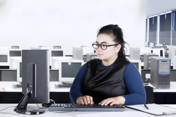 Zakenvrouw typen op toetsenbord — Stockfoto