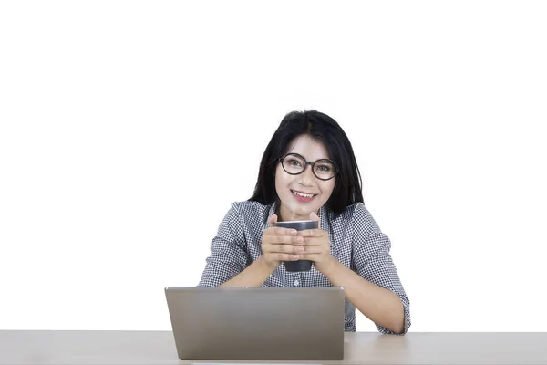 Femme d'affaires avec tasse et ordinateur portable en studio — Photo
