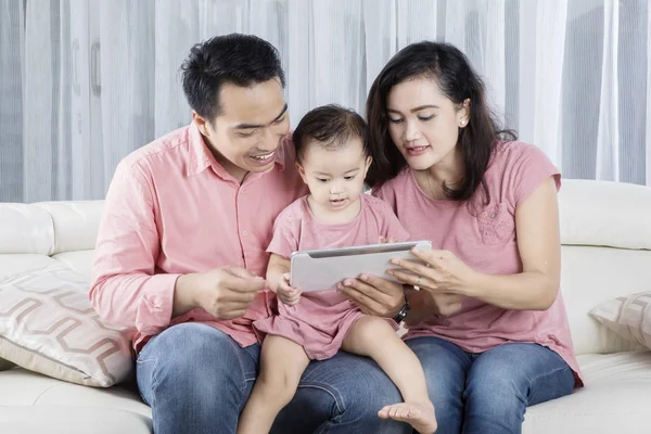 Veselá rodina hrát digitální tabletu doma — Stock fotografie