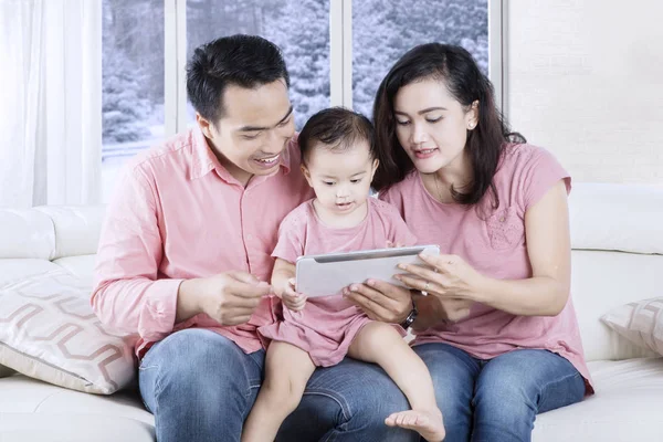 Веселая семья с цифровым планшетом — стоковое фото