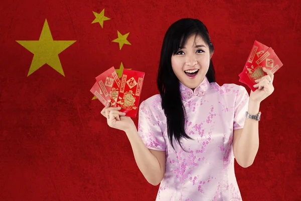 Menina alegre segura envelope com bandeira da China — Fotografia de Stock