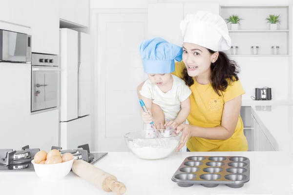 Niño y madre hacen pastel — Foto de Stock