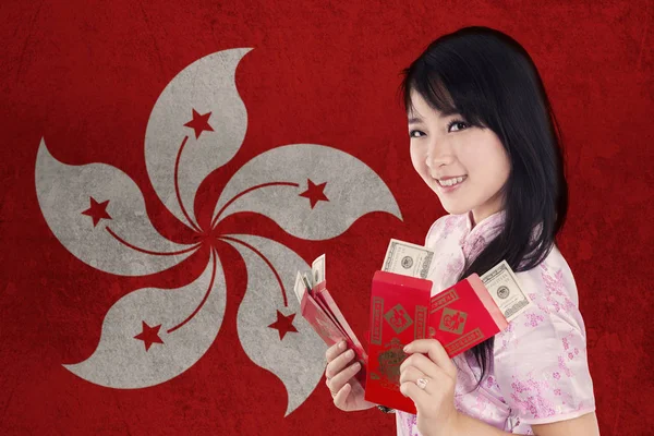 Chinees meisje met envelop en vlag van Hongkong — Stockfoto