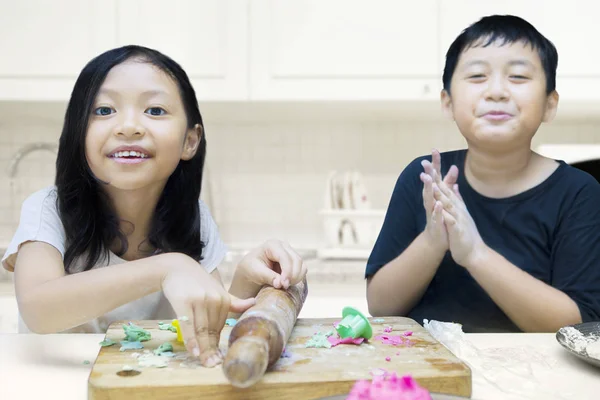 Cute girl and boy play with playdough — Stock Photo, Image