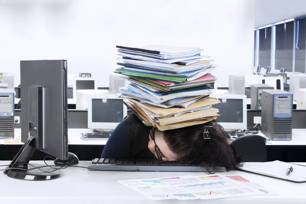 Empresario durmiendo en el escritorio con documentos — Foto de Stock