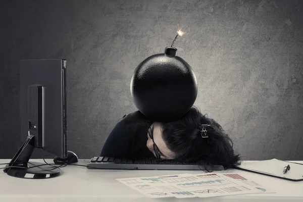 Unternehmer schläft mit Bombe auf Schreibtisch — Stockfoto