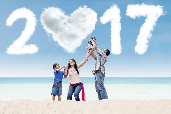 Famiglia si diverte sulla costa con il 2017 — Foto Stock