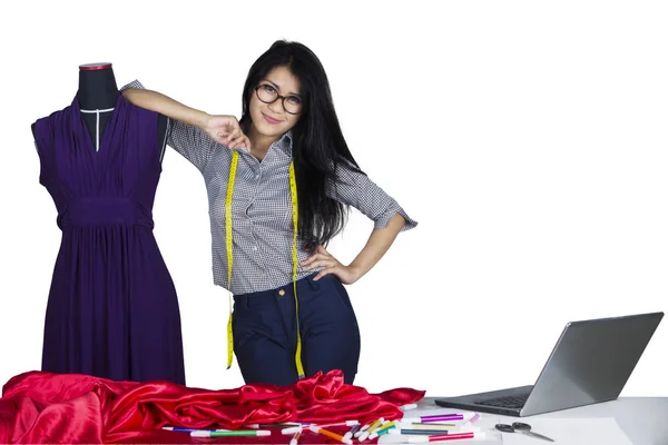 Créateur de mode se penche sur mannequin — Photo