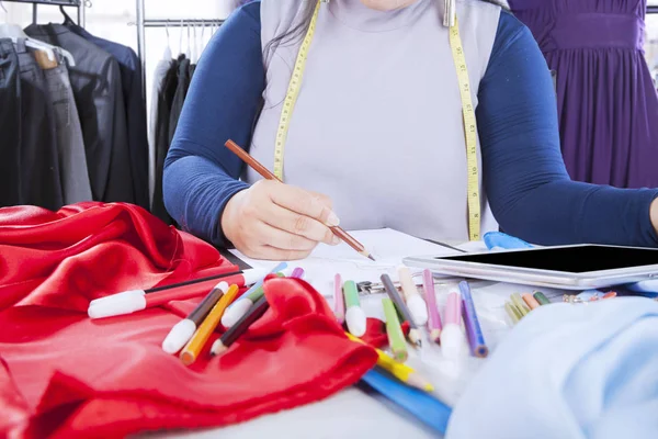 Kvinnliga formgivare ritning utkast med penna — Stockfoto