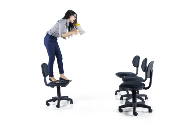 Менеджер с мегафоном и пустыми стульями — стоковое фото