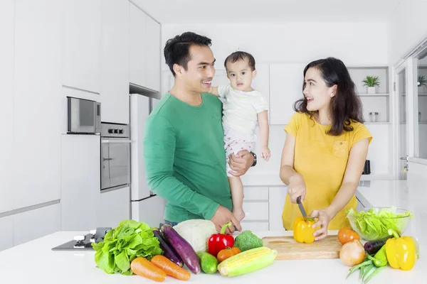 Boldog, főzés a konyhában-ázsiai család — Stock Fotó