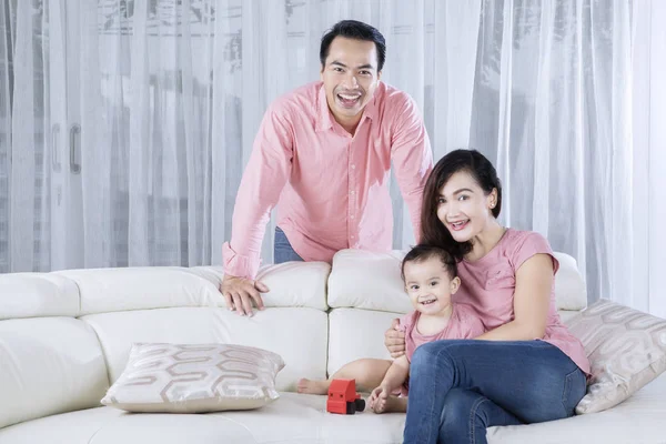 幸福的微笑亚洲家庭在沙发上 — 图库照片