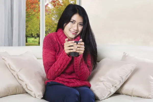 Gelukkige vrouw houdt thee in Beker — Stockfoto