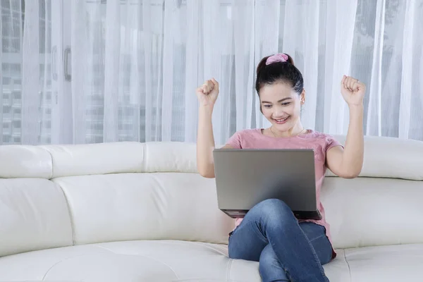 Счастливая женщина пользуется ноутбуком дома — стоковое фото