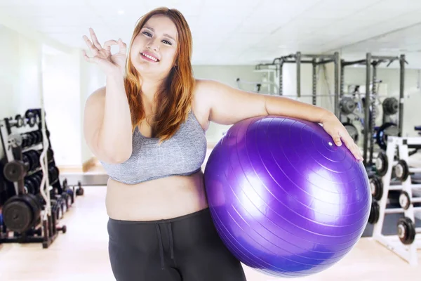 Femme obèse tient balle de remise en forme — Photo