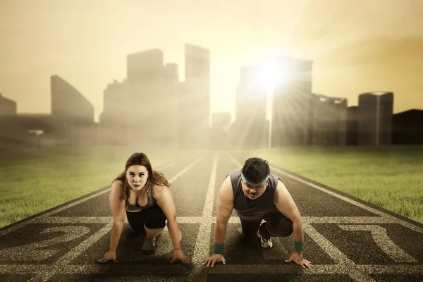 Personas obesas listas para correr en el número 2017 — Foto de Stock