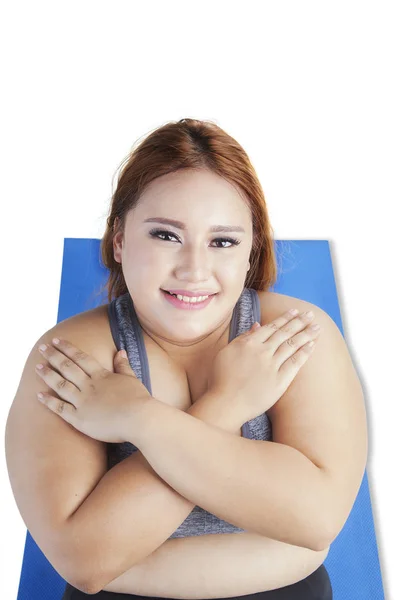 マットレスの上の肥満女性クランチ — ストック写真