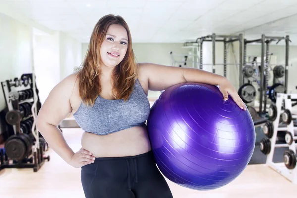 超重的女人抱着健身球 — 图库照片