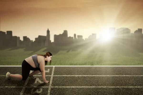 Overweight woman ready to run — Stock Photo, Image