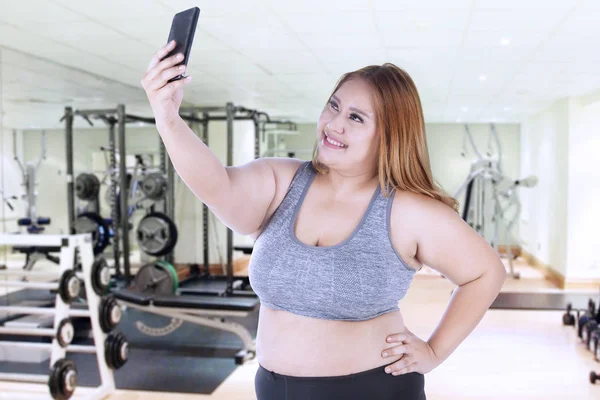 Overweight woman takes selfie photo — Stock Photo, Image