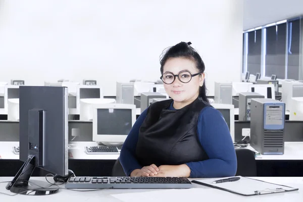 Hübsche Frau sitzt mit Laptop im Büro — Stockfoto