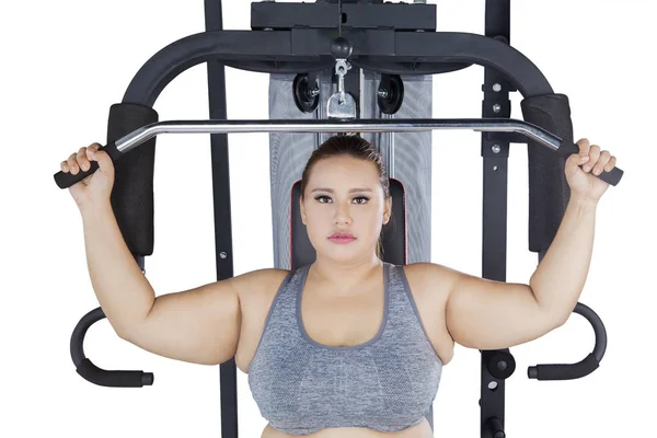 Mujer obesa grave con una máquina de cable —  Fotos de Stock