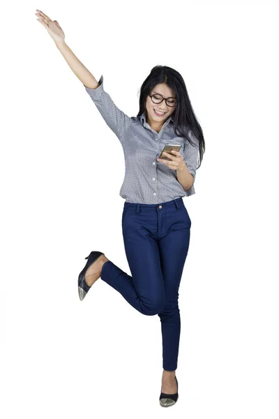 Успішна бізнес-леді з мобільним телефоном — стокове фото