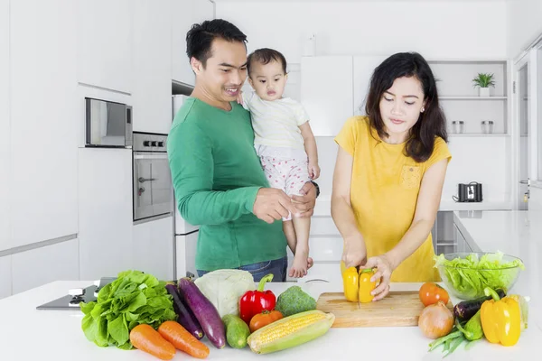 그녀의 남편과 아이 함께 요리 하는 여자 — 스톡 사진