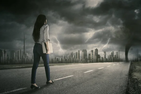 Trabalhador andando na rua com tornado — Fotografia de Stock