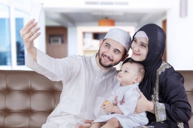 Arap aile alarak selfie ile smartphone 