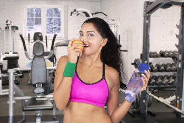 güzel kadın yeme elma 