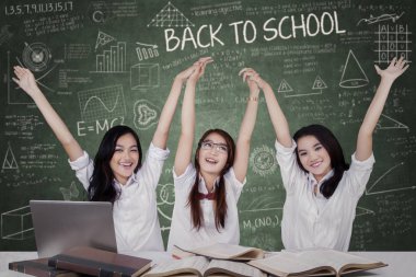 Neşeli Öğrenciler sınıfta el kaldırsın