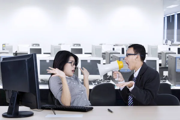 Angry manager with secretary in workplace — Stock Photo, Image