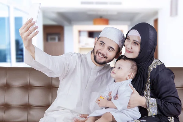 Família árabe tirando selfie com smartphone — Fotografia de Stock