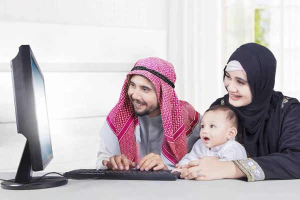 Arabská rodina s počítačem doma — Stock fotografie
