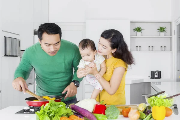 Asijské rodina vaření zeleniny — Stock fotografie