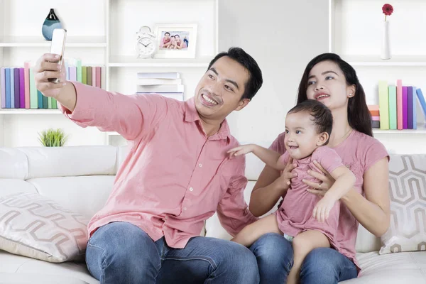 Aantrekkelijke familie selfie foto — Stockfoto