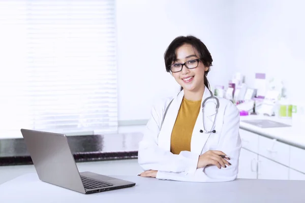 Beautiful doctor looks confident in clinic — Stock Photo, Image