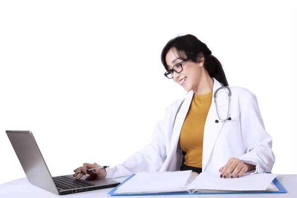 Hermoso médico trabajando con portátil — Foto de Stock