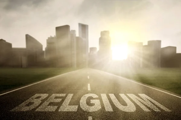 België woord op weg met zonlicht — Stockfoto
