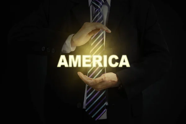 Geschäftsmann schützt ein Wort Amerika — Stockfoto