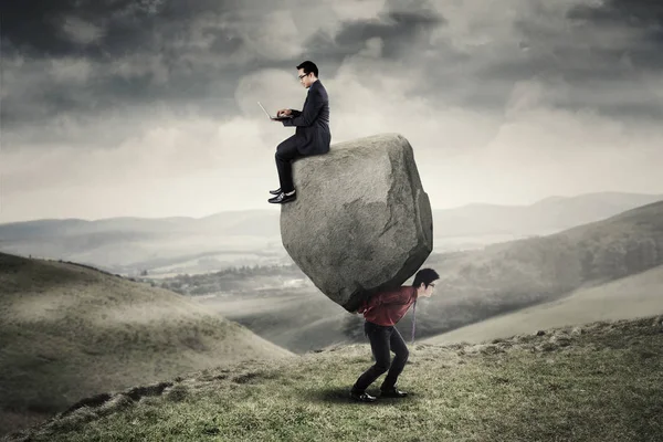 Empresarios con portátil y piedra — Foto de Stock