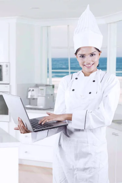 Chef trabalhando em laptop na cozinha — Fotografia de Stock