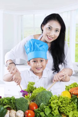 Sevimli çocuk ve annesi salatası yapmak