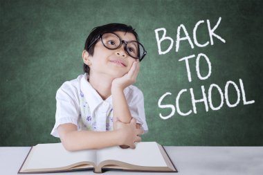 İlköğretim Okulu öğrenci sınıfta hayal