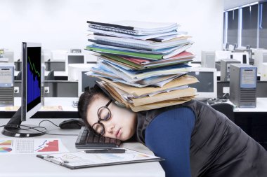 Girişimci masanın üzerinde belgeleri ile uyuyor. 